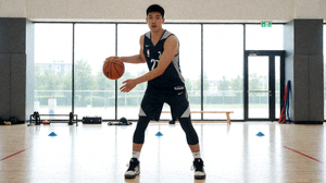NBA球员在训练馆进行个人技术打磨和体能训练